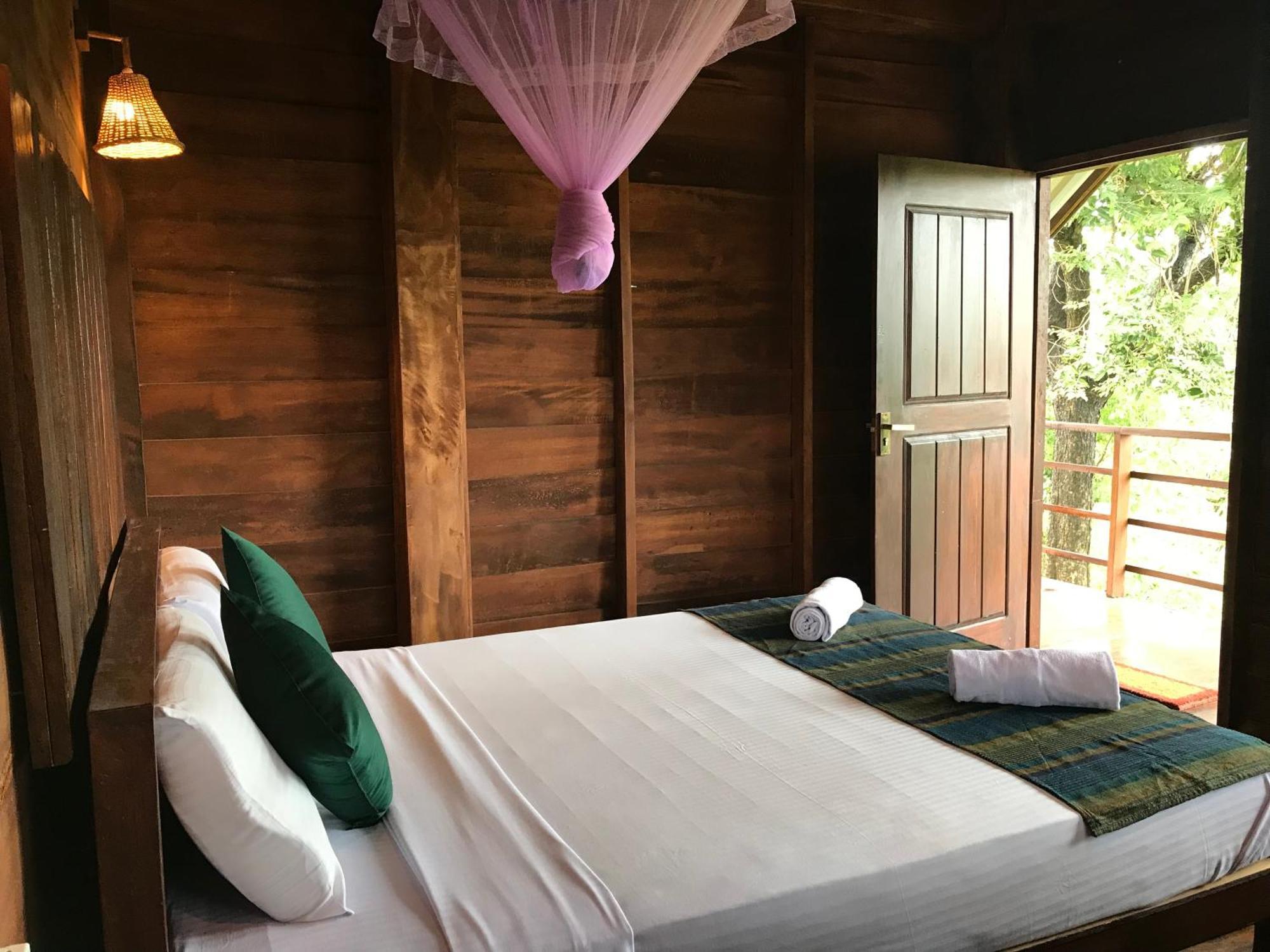 Chena Huts Eco Resort Сігірія Екстер'єр фото