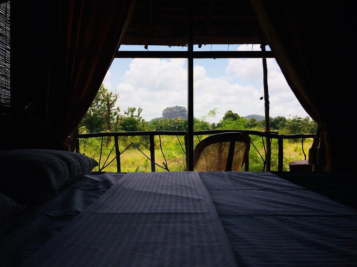 Chena Huts Eco Resort Сігірія Екстер'єр фото