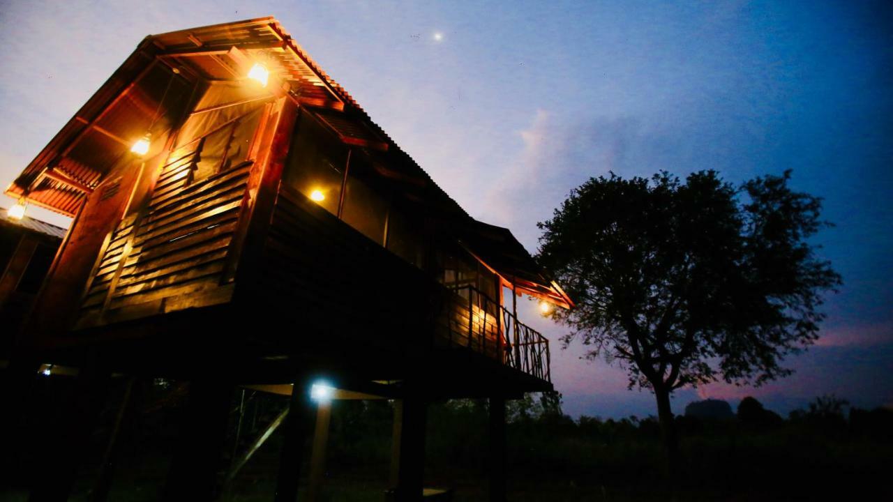 Chena Huts Eco Resort Сігірія Екстер'єр фото