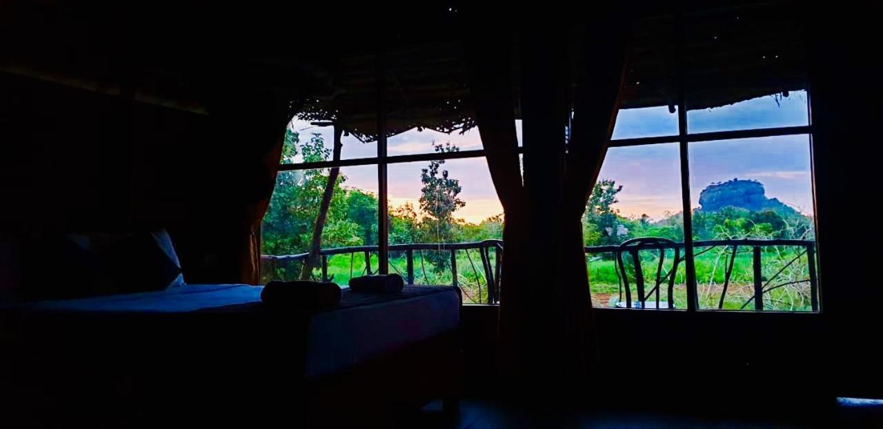 Chena Huts Eco Resort Сігірія Екстер'єр фото